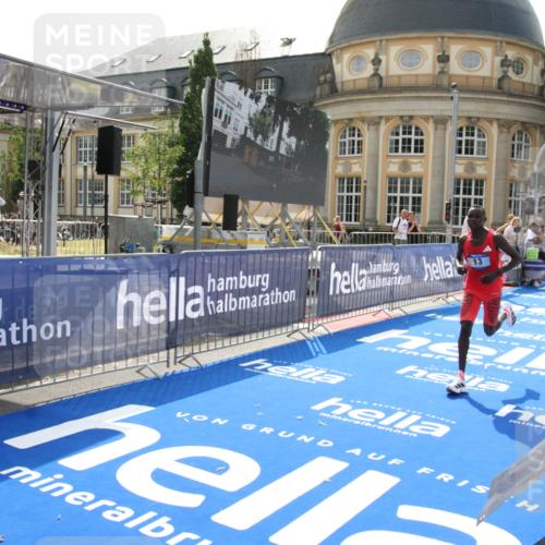 29.06.2025 - hella hamburg halbmarathon Michael Strokosch http://msf.ph/oto/8409606 29.06.2025 10:03:57 Ziel 13 meine-sportfotos.de