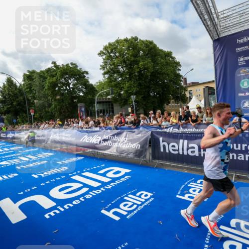 29.06.2025 - hella hamburg halbmarathon Zöllner http://msf.ph/oto/8409611 29.06.2025 10:19:33 Ziel 2659 meine-sportfotos.de