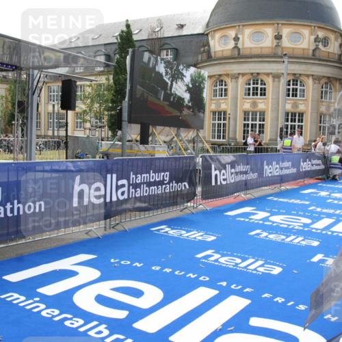 29.06.2025 - hella hamburg halbmarathon Michael Strokosch http://msf.ph/oto/8409614 29.06.2025 10:04:10 Ziel 15 meine-sportfotos.de