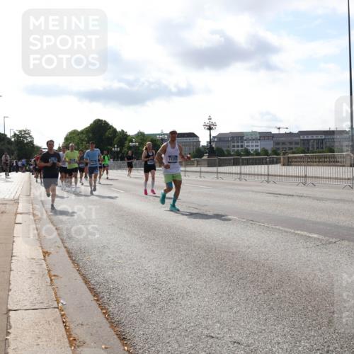 29.06.2025 - hella hamburg halbmarathon Lena Gebhardt http://msf.ph/oto/8409616 29.06.2025 09:50:03 Lombardsbrücke 15351, 2415, 1343, 1445, 1615, 1675, 1800, 1803, 1975, 2324, 2415, 2573, 2949, 3136, 3282, 3332, 3431, 3530, 4303, 4318, 4425, 4528, 4823, 5248, 5409, 5436, 6095, 6123, 6682, 6704, 7229, 7495, 7774, 7796, 8370, 8465, 8629, 8925, 9264, 9265, 9294, 9296, 9302, 9686, 9711, 9914, 9979, 10680, 10894, 10930, 11765, 11767, 12292, 12327, 12540, 12554, 12839, 12895, 13141, 13457, 13725, 13800, 14077, 14204, 14374, 14560, 14688, 14789, 15094 meine-sportfotos.de
