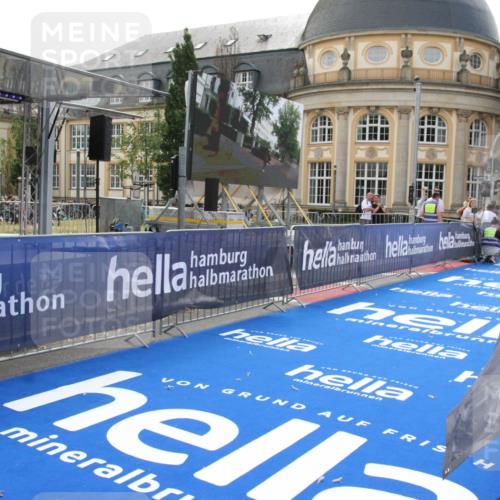 29.06.2025 - hella hamburg halbmarathon Michael Strokosch http://msf.ph/oto/8409625 29.06.2025 10:04:10 Ziel 15 meine-sportfotos.de