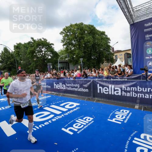 29.06.2025 - hella hamburg halbmarathon Zöllner http://msf.ph/oto/8409627 29.06.2025 10:44:16 Ziel 1413, 1415, 4999, 5231, 5275, 5884, 7005, 8722, 9444, 9633, 10193, 10930, 12159, 14686, 14687, 15225, 15280, 16301, 16316, 16648, 16893, 17748, 18691 meine-sportfotos.de