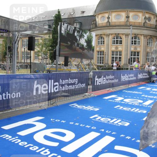 29.06.2025 - hella hamburg halbmarathon Michael Strokosch http://msf.ph/oto/8409630 29.06.2025 10:04:10 Ziel 15 meine-sportfotos.de
