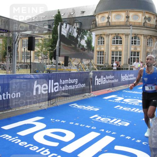 29.06.2025 - hella hamburg halbmarathon Michael Strokosch http://msf.ph/oto/8409642 29.06.2025 10:04:11 Ziel 15 meine-sportfotos.de