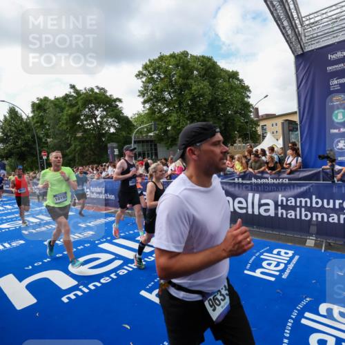 29.06.2025 - hella hamburg halbmarathon Zöllner http://msf.ph/oto/8409645 29.06.2025 10:44:16 Ziel 1413, 1415, 4999, 5231, 5275, 5884, 7005, 8722, 9444, 9633, 10193, 10930, 12159, 14686, 14687, 15225, 15280, 16301, 16316, 16648, 16893, 17748, 18691 meine-sportfotos.de
