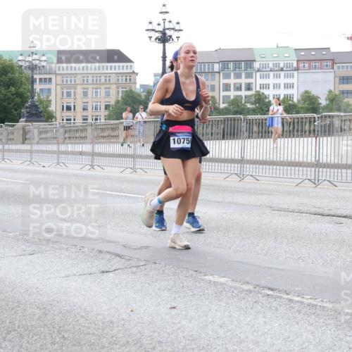 29.06.2025 - hella hamburg halbmarathon Lena Gebhardt http://msf.ph/oto/8409668 29.06.2025 10:04:18 Lombardsbrücke 17437, 5976, 1075, 1032, 1213, 1355, 1377, 1674, 2011, 2852, 2979, 3488, 3994, 4095, 4146, 4488, 4587, 5058, 5354, 5363, 5365, 5613, 5976, 6142, 6706, 6709, 7017, 7306, 7485, 8177, 8217, 8421, 8422, 8423, 8469, 9489, 9526, 9899, 10213, 10756, 10962, 11511, 11582, 11614, 12004, 12005, 12336, 12653, 12998, 13173, 13583, 13625, 14340, 14436, 14917, 15520, 15525, 15678, 16099, 16113, 16128, 16145, 16753, 16989, 17071, 17098, 17113, 17437 meine-sportfotos.de