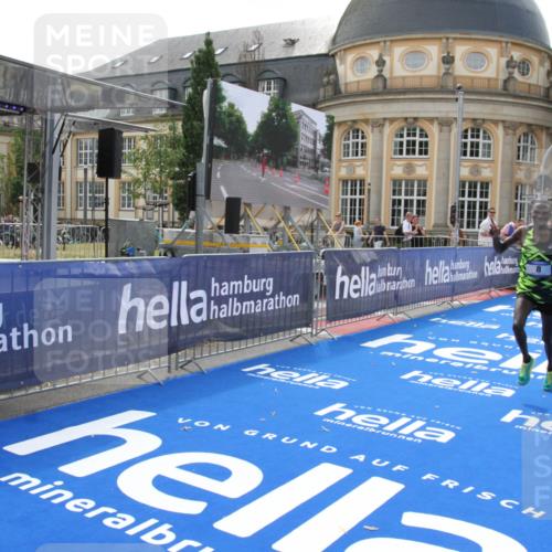 29.06.2025 - hella hamburg halbmarathon Michael Strokosch http://msf.ph/oto/8409669 29.06.2025 10:04:26 Ziel 8, 20, 59 meine-sportfotos.de