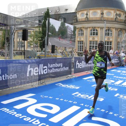 29.06.2025 - hella hamburg halbmarathon Michael Strokosch http://msf.ph/oto/8409677 29.06.2025 10:04:26 Ziel 8, 20, 59 meine-sportfotos.de