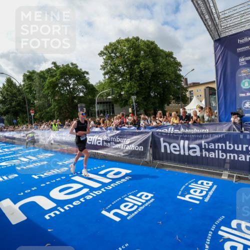 29.06.2025 - hella hamburg halbmarathon Zöllner http://msf.ph/oto/8409683 29.06.2025 10:19:43 Ziel 19108 meine-sportfotos.de