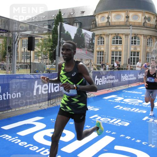 29.06.2025 - hella hamburg halbmarathon Michael Strokosch http://msf.ph/oto/8409684 29.06.2025 10:04:27 Ziel 8, 20, 59 meine-sportfotos.de