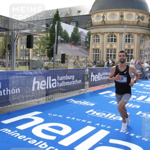 29.06.2025 - hella hamburg halbmarathon Michael Strokosch http://msf.ph/oto/8409699 29.06.2025 10:04:27 Ziel 8, 20, 59 meine-sportfotos.de