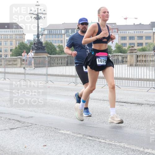 29.06.2025 - hella hamburg halbmarathon Lena Gebhardt http://msf.ph/oto/8409702 29.06.2025 10:04:18 Lombardsbrücke 6, 1075, 1032, 1213, 1355, 1377, 1674, 2011, 2852, 2979, 3488, 3994, 4095, 4146, 4488, 4587, 5058, 5354, 5363, 5365, 5613, 5976, 6142, 6706, 6709, 7017, 7306, 7485, 8177, 8217, 8421, 8422, 8423, 8469, 9489, 9526, 9899, 10213, 10756, 10962, 11511, 11582, 11614, 12004, 12005, 12336, 12653, 12998, 13173, 13583, 13625, 14340, 14436, 14917, 15520, 15525, 15678, 16099, 16113, 16128, 16145, 16753, 16989, 17071, 17098, 17113, 17437 meine-sportfotos.de