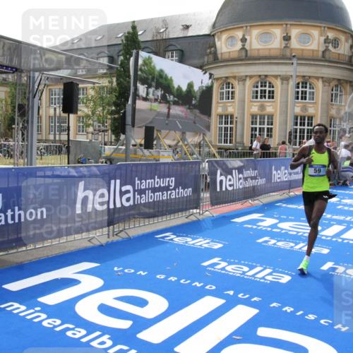 29.06.2025 - hella hamburg halbmarathon Michael Strokosch http://msf.ph/oto/8409705 29.06.2025 10:04:32 Ziel 58, 59 meine-sportfotos.de