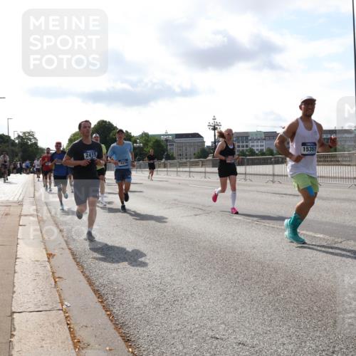 29.06.2025 - hella hamburg halbmarathon Lena Gebhardt http://msf.ph/oto/8409716 29.06.2025 09:50:04 Lombardsbrücke 1343, 1445, 1615, 1675, 1800, 1803, 1975, 2324, 2415, 2573, 2949, 3136, 3282, 3332, 3431, 3530, 4303, 4318, 4425, 4528, 4823, 5248, 5409, 5436, 5791, 5803, 6095, 6123, 6682, 6704, 7229, 7495, 7774, 7796, 8370, 8465, 8629, 8925, 9264, 9265, 9294, 9296, 9302, 9686, 9711, 9914, 9979, 10680, 10894, 10930, 11765, 11767, 12292, 12327, 12540, 12554, 12839, 12895, 13141, 13457, 13725, 13800, 14077, 14204, 14374, 14560, 14688, 14789, 15094 meine-sportfotos.de
