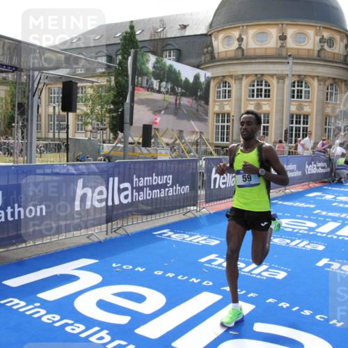 29.06.2025 - hella hamburg halbmarathon Michael Strokosch http://msf.ph/oto/8409718 29.06.2025 10:04:32 Ziel 58, 59 meine-sportfotos.de