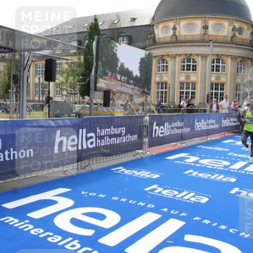29.06.2025 - hella hamburg halbmarathon Michael Strokosch http://msf.ph/oto/8409723 29.06.2025 10:04:35 Ziel 58 meine-sportfotos.de