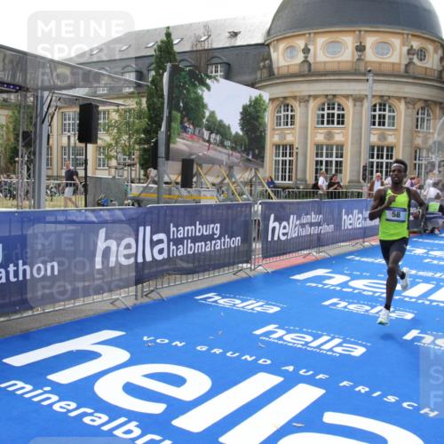 29.06.2025 - hella hamburg halbmarathon Michael Strokosch http://msf.ph/oto/8409731 29.06.2025 10:04:35 Ziel 58 meine-sportfotos.de