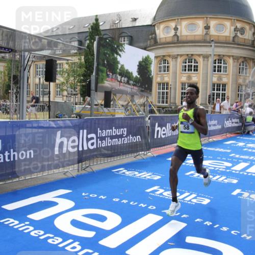 29.06.2025 - hella hamburg halbmarathon Michael Strokosch http://msf.ph/oto/8409740 29.06.2025 10:04:35 Ziel 58 meine-sportfotos.de