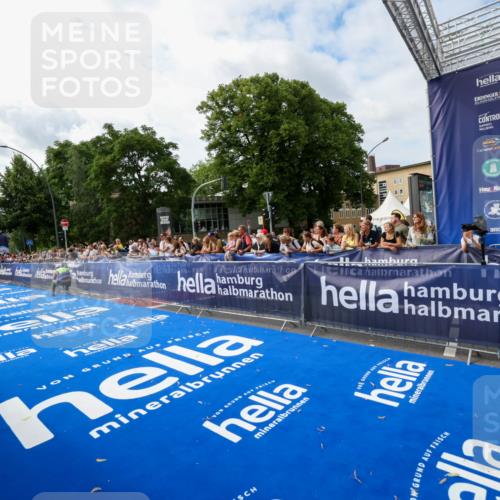 29.06.2025 - hella hamburg halbmarathon Zöllner http://msf.ph/oto/8409741 29.06.2025 10:19:52 Ziel 4524 meine-sportfotos.de
