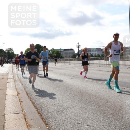 29.06.2025 - hella hamburg halbmarathon Lena Gebhardt http://msf.ph/oto/8409746 29.06.2025 09:50:04 Lombardsbrücke 241, 15351, 1343, 1445, 1615, 1675, 1800, 1803, 1975, 2324, 2415, 2573, 2949, 3136, 3282, 3332, 3431, 3530, 4303, 4318, 4425, 4528, 4823, 5248, 5409, 5436, 5791, 5803, 6095, 6123, 6682, 6704, 7229, 7495, 7774, 7796, 8370, 8465, 8629, 8925, 9264, 9265, 9294, 9296, 9302, 9686, 9711, 9914, 9979, 10680, 10894, 10930, 11765, 11767, 12292, 12327, 12540, 12554, 12839, 12895, 13141, 13457, 13725, 13800, 14077, 14204, 14374, 14560, 14688, 14789, 15094 meine-sportfotos.de
