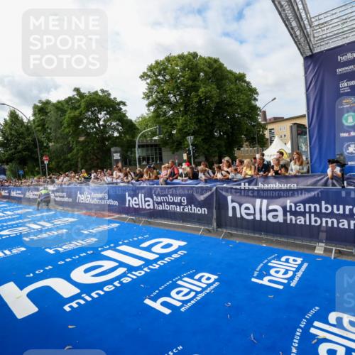 29.06.2025 - hella hamburg halbmarathon Zöllner http://msf.ph/oto/8409757 29.06.2025 10:19:52 Ziel 4524 meine-sportfotos.de