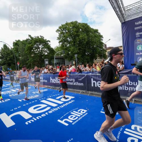 29.06.2025 - hella hamburg halbmarathon Zöllner http://msf.ph/oto/8409761 29.06.2025 10:44:22 Ziel 1220, 1413, 1415, 1902, 5275, 5884, 7005, 7191, 8722, 9444, 12528, 16301, 16316, 16547, 16893 meine-sportfotos.de