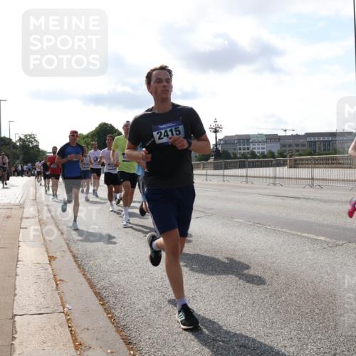29.06.2025 - hella hamburg halbmarathon Lena Gebhardt http://msf.ph/oto/8409774 29.06.2025 09:50:05 Lombardsbrücke 179, 2415, 4691, 1343, 1445, 1615, 1675, 1800, 1803, 1975, 2324, 2415, 2568, 2573, 2949, 3136, 3282, 3332, 3431, 3530, 4303, 4318, 4425, 4528, 4823, 5248, 5409, 5436, 5791, 5803, 6123, 6682, 6704, 7229, 7495, 7774, 7796, 8370, 8465, 8629, 8925, 9264, 9265, 9294, 9296, 9302, 9686, 9711, 9914, 9979, 10680, 10894, 10930, 11765, 11767, 12292, 12327, 12540, 12554, 12839, 12895, 13141, 13457, 13725, 13800, 14077, 14204, 14374, 14560, 14688 meine-sportfotos.de