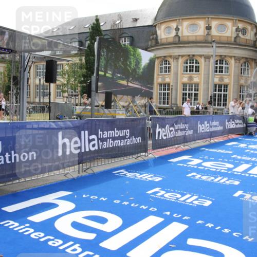 29.06.2025 - hella hamburg halbmarathon Michael Strokosch http://msf.ph/oto/8409781 29.06.2025 10:05:12 Ziel 21, 20052, 20518 meine-sportfotos.de
