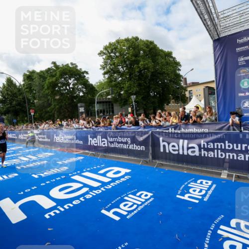 29.06.2025 - hella hamburg halbmarathon Zöllner http://msf.ph/oto/8409794 29.06.2025 10:19:52 Ziel 4524 meine-sportfotos.de