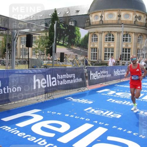 29.06.2025 - hella hamburg halbmarathon Michael Strokosch http://msf.ph/oto/8409803 29.06.2025 10:05:14 Ziel 21, 20052, 20518 meine-sportfotos.de