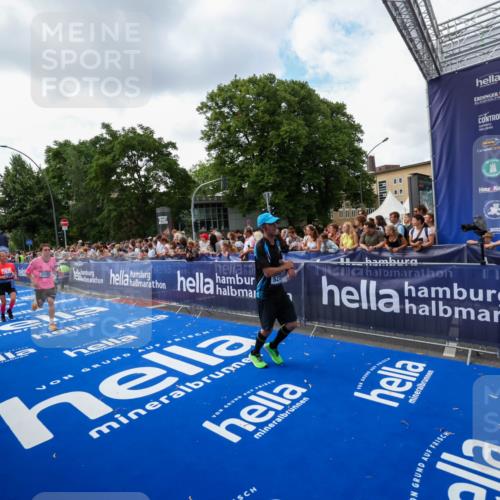 29.06.2025 - hella hamburg halbmarathon Zöllner http://msf.ph/oto/8409806 29.06.2025 10:44:25 Ziel 1220, 1413, 1902, 4310, 4691, 5275, 7191, 9444, 12327, 12528, 16547, 16803, 16893, 18806 meine-sportfotos.de
