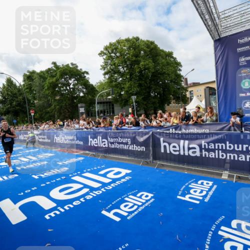 29.06.2025 - hella hamburg halbmarathon Zöllner http://msf.ph/oto/8409809 29.06.2025 10:19:53 Ziel 4524 meine-sportfotos.de