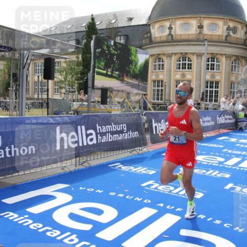 29.06.2025 - hella hamburg halbmarathon Michael Strokosch http://msf.ph/oto/8409811 29.06.2025 10:05:14 Ziel 21, 20052, 20518 meine-sportfotos.de