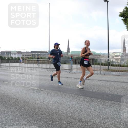 29.06.2025 - hella hamburg halbmarathon Lena Gebhardt http://msf.ph/oto/8409812 29.06.2025 10:04:19 Lombardsbrücke 59, 17437, 12005, 297, 1075, 1032, 1213, 1355, 1377, 1674, 2011, 2852, 2979, 3488, 3994, 4095, 4146, 4488, 4587, 5058, 5354, 5363, 5365, 5613, 5976, 6142, 6706, 6709, 7017, 7485, 8177, 8217, 8421, 8422, 8423, 8469, 9489, 9526, 9899, 10213, 10756, 10962, 11511, 11582, 11614, 12004, 12005, 12336, 12653, 12998, 13173, 13583, 13625, 14340, 14436, 14917, 15520, 15525, 15678, 16099, 16113, 16128, 16145, 16753, 16989, 17071, 17098, 17113, 17437 meine-sportfotos.de