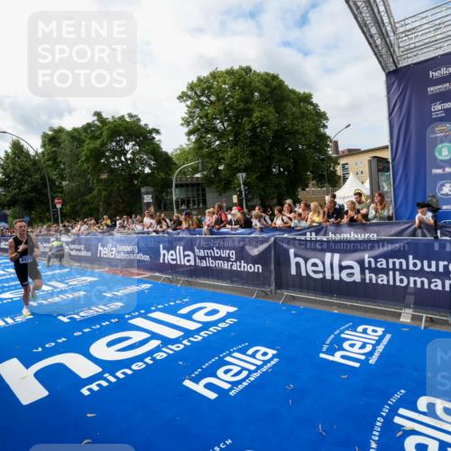 29.06.2025 - hella hamburg halbmarathon Zöllner http://msf.ph/oto/8409819 29.06.2025 10:19:53 Ziel 4524 meine-sportfotos.de