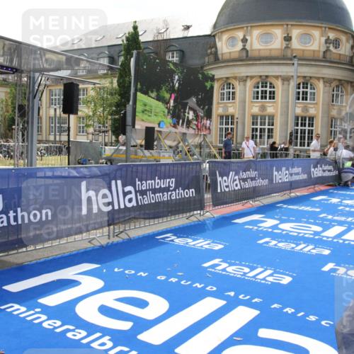 29.06.2025 - hella hamburg halbmarathon Michael Strokosch http://msf.ph/oto/8409823 29.06.2025 10:05:22 Ziel 19 meine-sportfotos.de