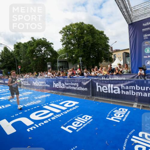 29.06.2025 - hella hamburg halbmarathon Zöllner http://msf.ph/oto/8409833 29.06.2025 10:19:53 Ziel 4524 meine-sportfotos.de