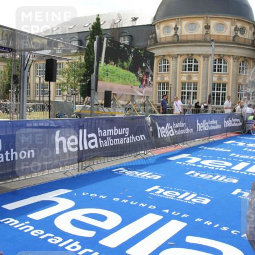 29.06.2025 - hella hamburg halbmarathon Michael Strokosch http://msf.ph/oto/8409837 29.06.2025 10:05:22 Ziel 19 meine-sportfotos.de