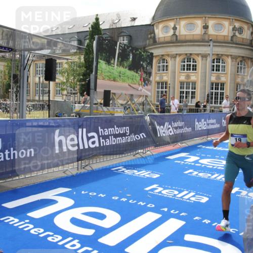 29.06.2025 - hella hamburg halbmarathon Michael Strokosch http://msf.ph/oto/8409844 29.06.2025 10:05:23 Ziel 17, 19 meine-sportfotos.de