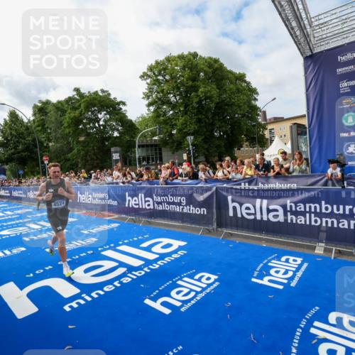 29.06.2025 - hella hamburg halbmarathon Zöllner http://msf.ph/oto/8409851 29.06.2025 10:19:53 Ziel 4524 meine-sportfotos.de