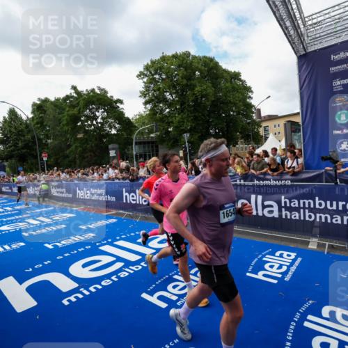 29.06.2025 - hella hamburg halbmarathon Zöllner http://msf.ph/oto/8409855 29.06.2025 10:44:26 Ziel 1057, 1220, 1902, 4310, 4691, 7191, 12327, 12528, 16547, 16803, 18806 meine-sportfotos.de