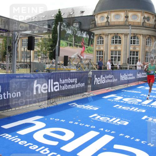 29.06.2025 - hella hamburg halbmarathon Michael Strokosch http://msf.ph/oto/8409859 29.06.2025 10:05:29 Ziel 17 meine-sportfotos.de