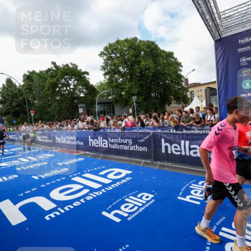 29.06.2025 - hella hamburg halbmarathon Zöllner http://msf.ph/oto/8409861 29.06.2025 10:44:27 Ziel 1057, 1220, 1902, 4310, 4691, 7191, 12327, 12528, 14667, 16547, 16803, 17729, 18806 meine-sportfotos.de