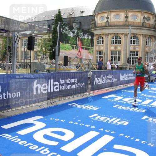 29.06.2025 - hella hamburg halbmarathon Michael Strokosch http://msf.ph/oto/8409868 29.06.2025 10:05:29 Ziel 17 meine-sportfotos.de