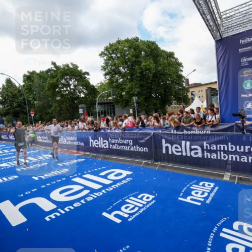 29.06.2025 - hella hamburg halbmarathon Zöllner http://msf.ph/oto/8409872 29.06.2025 10:44:28 Ziel 1057, 1902, 4310, 4691, 7191, 8928, 12327, 12554, 14667, 16803, 17729, 18806 meine-sportfotos.de