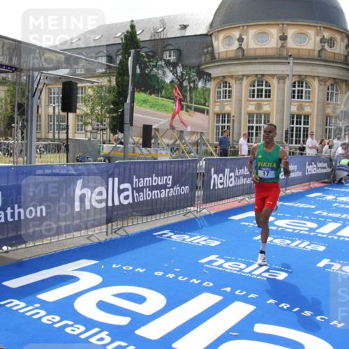 29.06.2025 - hella hamburg halbmarathon Michael Strokosch http://msf.ph/oto/8409876 29.06.2025 10:05:30 Ziel 17 meine-sportfotos.de