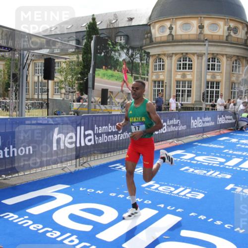 29.06.2025 - hella hamburg halbmarathon Michael Strokosch http://msf.ph/oto/8409884 29.06.2025 10:05:30 Ziel 17 meine-sportfotos.de
