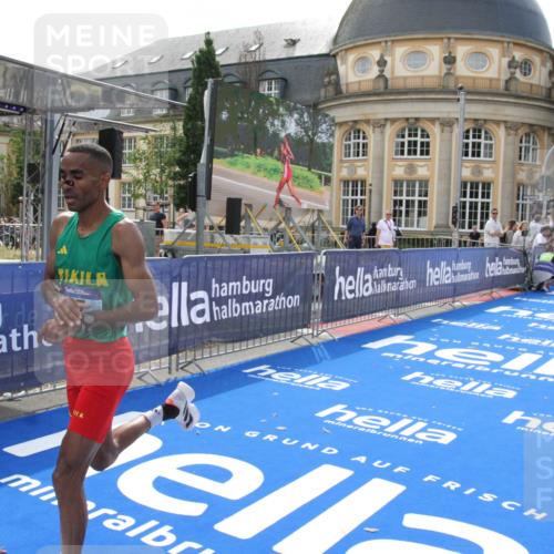 29.06.2025 - hella hamburg halbmarathon Michael Strokosch http://msf.ph/oto/8409894 29.06.2025 10:05:30 Ziel 17 meine-sportfotos.de