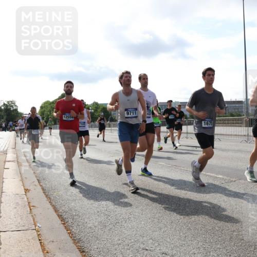29.06.2025 - hella hamburg halbmarathon Lena Gebhardt http://msf.ph/oto/8409899 29.06.2025 09:50:08 Lombardsbrücke 7774, 12554, 17620, 9711, 43, 15521, 1675, 1343, 1445, 1615, 1675, 1688, 1800, 1803, 1975, 2324, 2415, 2568, 2573, 2826, 2949, 3282, 3332, 3431, 3530, 4303, 4318, 4398, 4425, 4528, 4823, 5248, 5409, 5436, 5791, 5803, 6123, 6682, 6704, 7495, 7774, 7796, 8370, 8450, 8465, 8629, 8925, 9017, 9264, 9265, 9294, 9296, 9302, 9365, 9686, 9711, 9979, 10680, 10894, 11765, 11767, 12292, 12327, 12540, 12554, 12839, 12895, 13141, 13457, 13725, 13800, 14077, 14204, 14374, 14560, 14688 meine-sportfotos.de