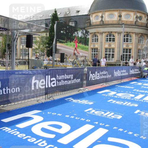 29.06.2025 - hella hamburg halbmarathon Michael Strokosch http://msf.ph/oto/8409901 29.06.2025 10:05:31 Ziel 17 meine-sportfotos.de